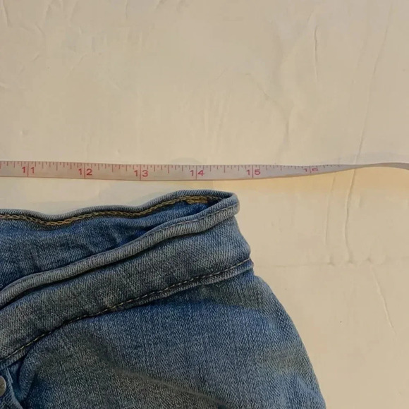 Levi’s mid length jean shorts Cuffed Light to medium wash Women’s size 30 - Picture 7 of 12